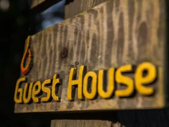 Riverside homes with guest houses